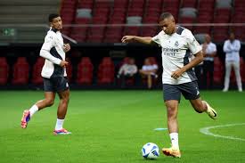 雷火电竞官方网站入口：能夺回榜一吗库里赛季三分命中数282个 比第一的比斯利少10个.